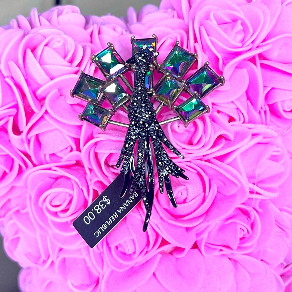 💥NEW💥 NWT Banana Republic peacock Multicolor/iridescent stones brooch!!
